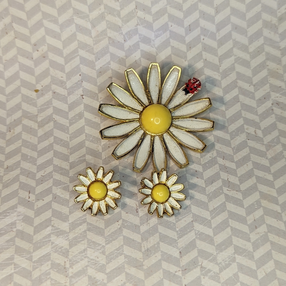 Vintage Weiss Daisy Ladybug Brooch and Clip On Earrings